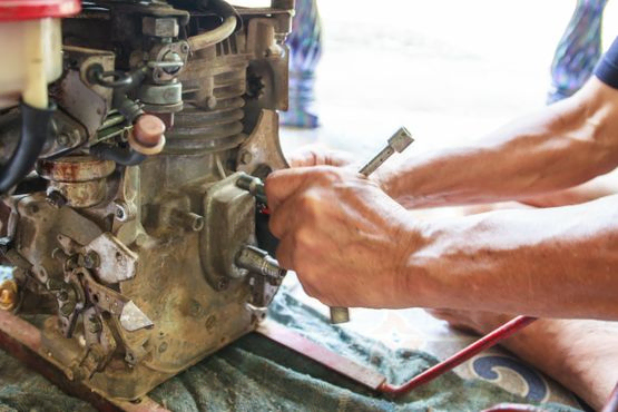 manos de hombre con motor de barco