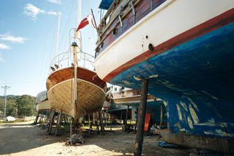 barcos en tierra