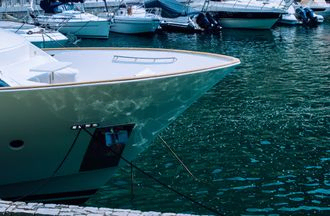 detalle de barco en puerto